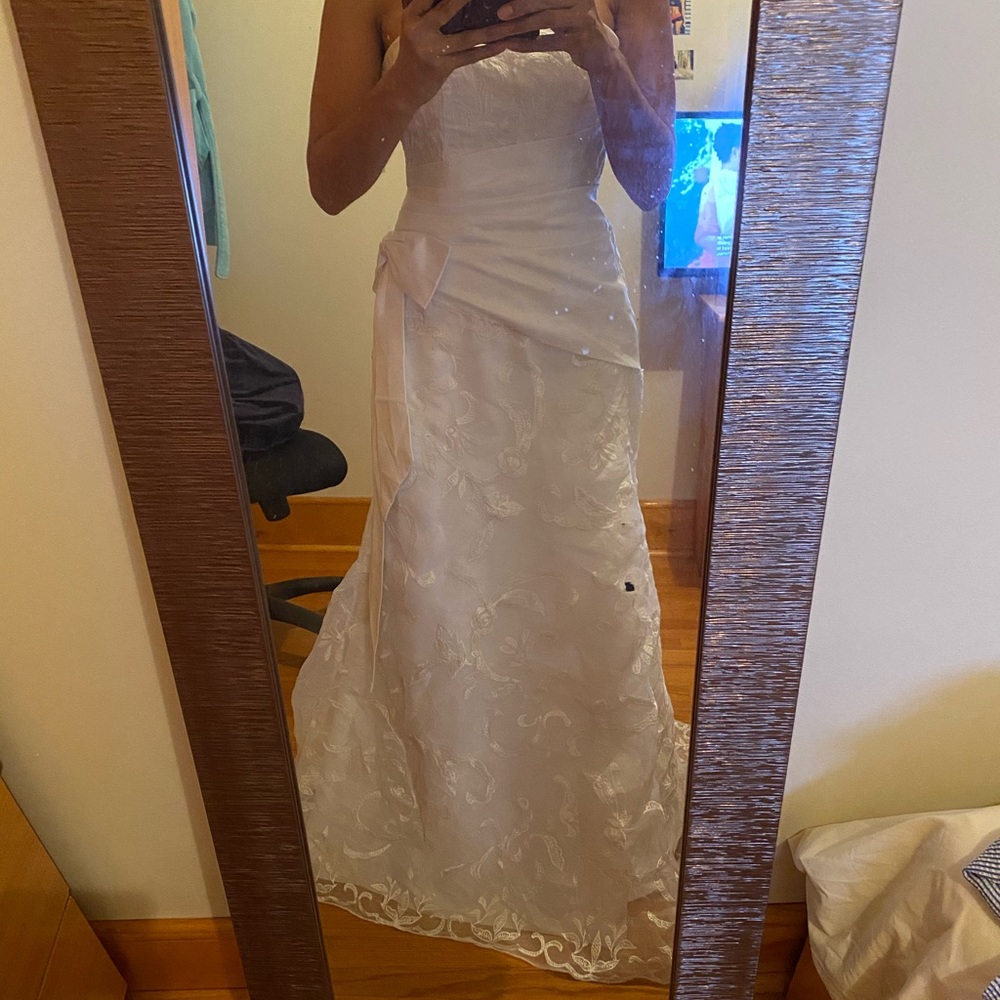 Selling beautiful wedding dress.